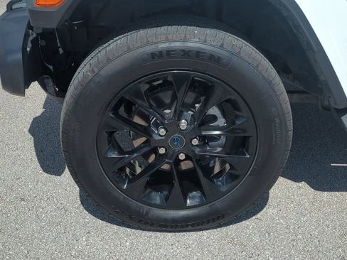 Used 2025 Jeep Wrangler Unlimited Sahara AWD/4WD image 12