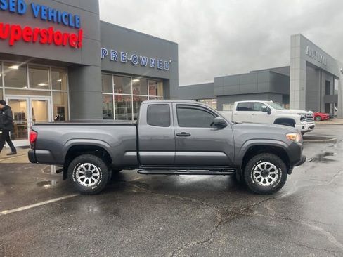 Used 2022 Toyota Tacoma SR image 5