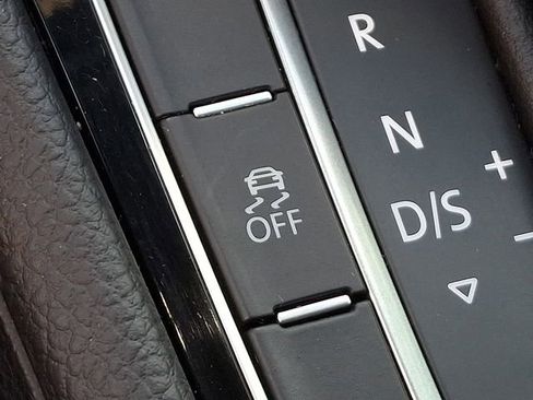 Used 2017 Volkswagen Golf R 4-Door image 25