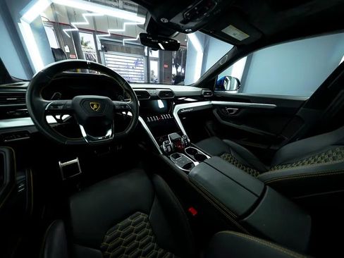 Used 2021 Lamborghini Urus image 2