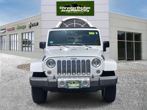 Used 2015 Jeep Wrangler Unlimited Sahara w/ Connectivity Group AWD/4WD image 2