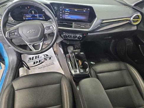 Used 2025 Chevrolet Trax ACTIV w/ Sunroof Package FWD image 2