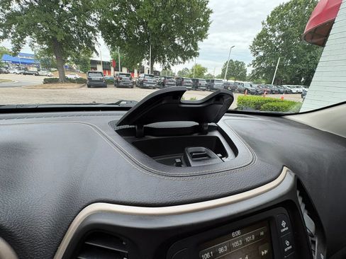 Used 2017 Jeep Cherokee Sport FWD image 42