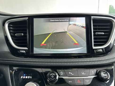 Used 2026 Chrysler Pacifica Limited FWD image 23