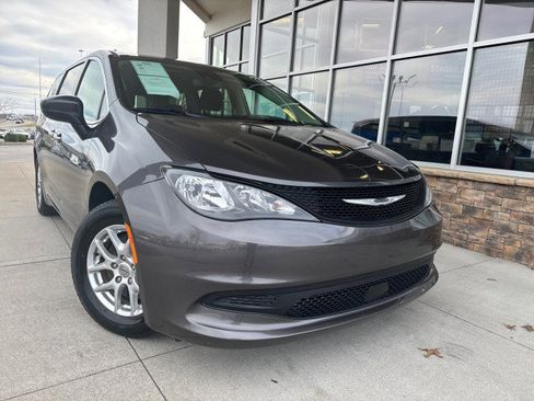 Used 2023 Chrysler Voyager LX image 2
