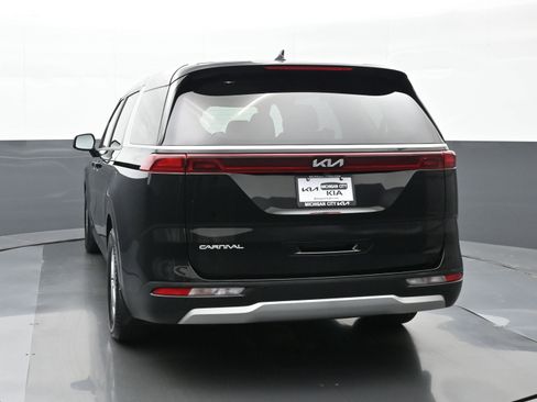 Used 2023 Kia Carnival LX FWD image 3