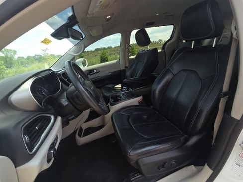 Used 2022 Chrysler Pacifica Touring-L FWD image 29