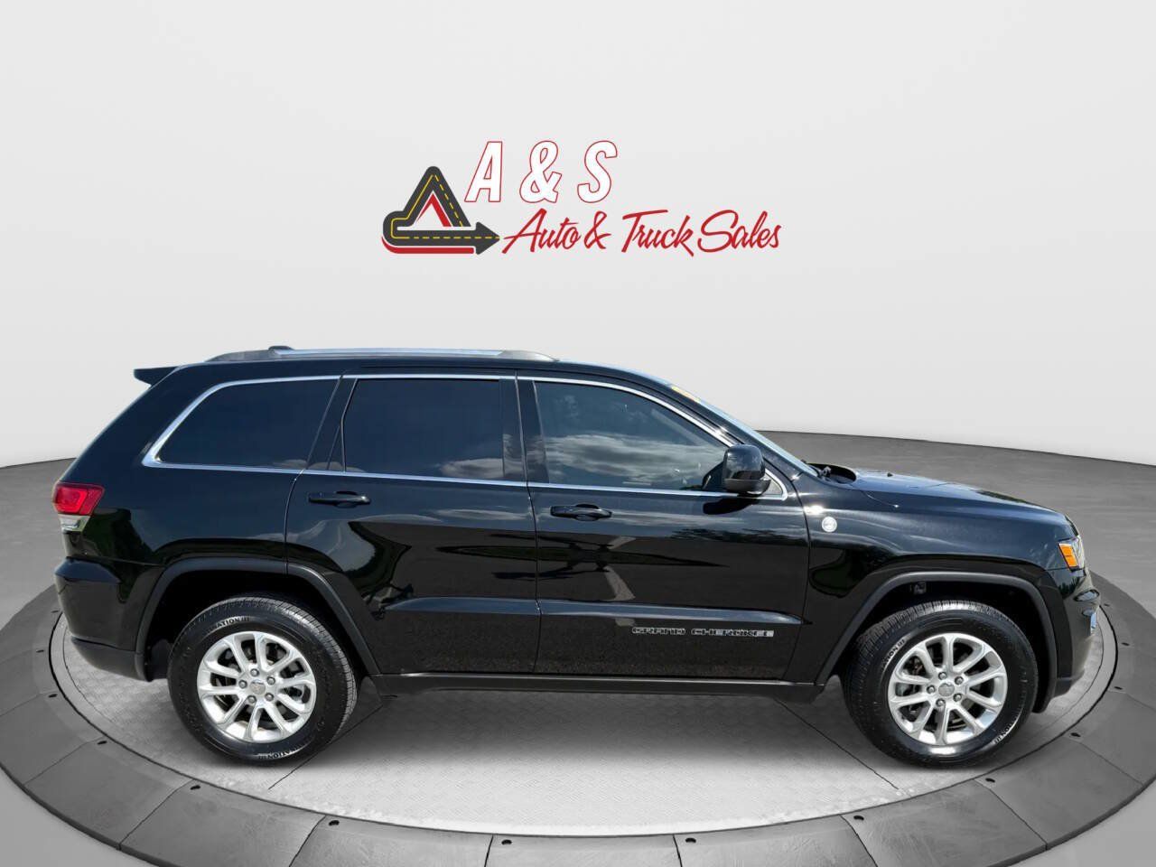 Used 2021 Jeep Grand Cherokee Laredo AWD/4WD image 4