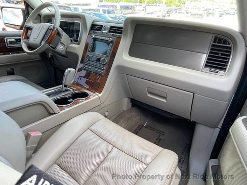 Used 2011 Lincoln Navigator 2WD image 19