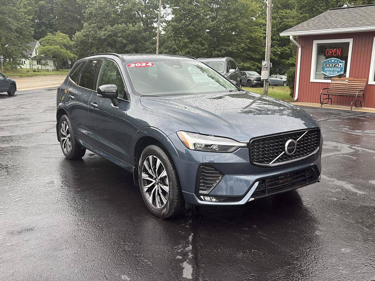 Used 2024 Volvo XC60 B5 Core w/ Protection Package Premier AWD/4WD image 2