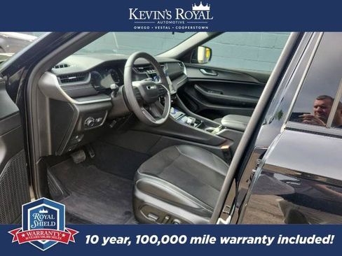 Used 2025 Jeep Grand Cherokee Altitude AWD/4WD image 9