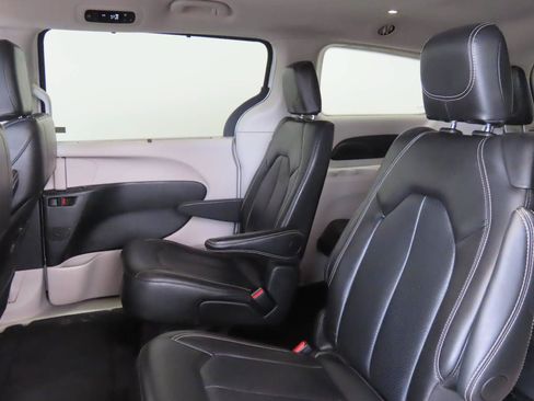 Used 2024 Chrysler Pacifica Touring-L FWD image 15