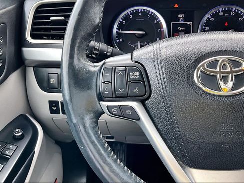 Used 2016 Toyota Highlander Limited Platinum FWD image 23
