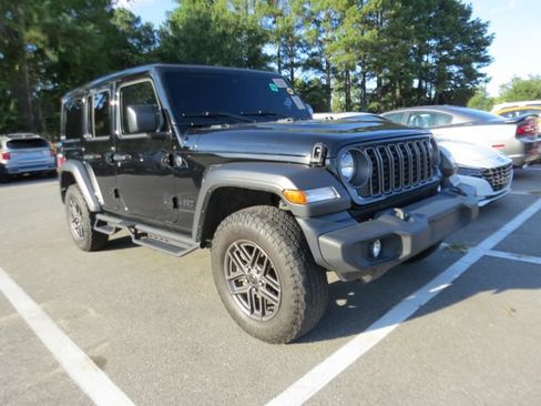 Used 2025 Jeep Wrangler Unlimited Sport AWD/4WD image 3