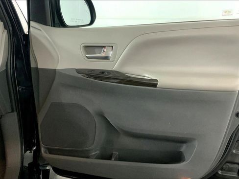 Used 2020 Toyota Sienna XLE FWD image 25