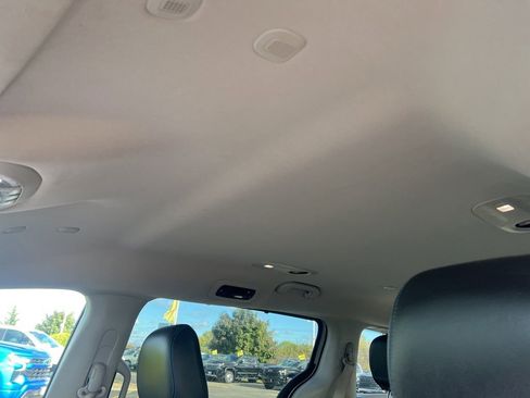 Used 2021 Chrysler Pacifica Touring-L image 11