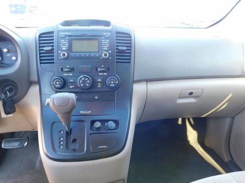 Used 2012 Kia Sedona LX image 9