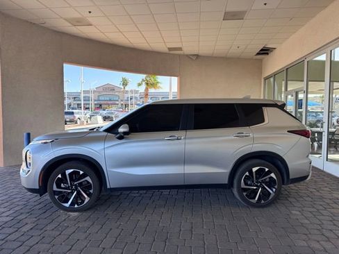 Used 2024 Mitsubishi Outlander SE image 2