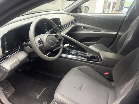 Used 2023 Hyundai Elantra SE FWD image 16