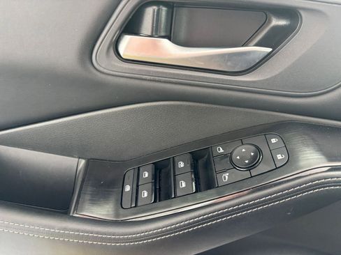 Used 2025 Nissan Rogue SV FWD image 18