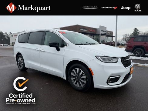 Certified 2024 Chrysler Pacifica Select image 1