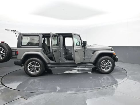 Used 2019 Jeep Wrangler Unlimited Sahara w/ Dual Top Group AWD/4WD image 29