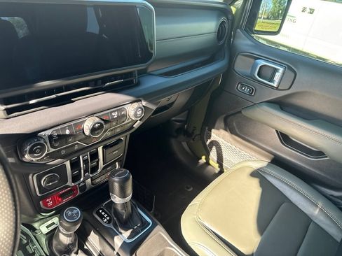 Used 2024 Jeep Gladiator Mojave AWD/4WD image 16