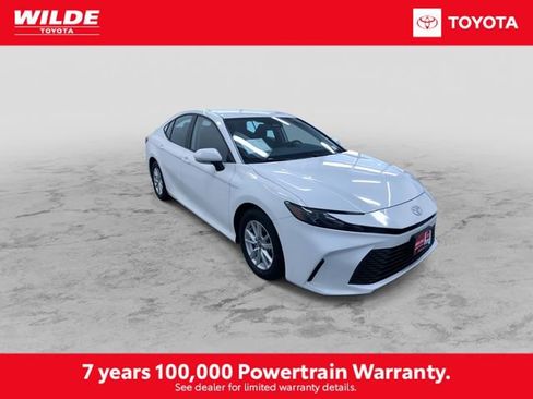 Used 2025 Toyota Camry LE image 3