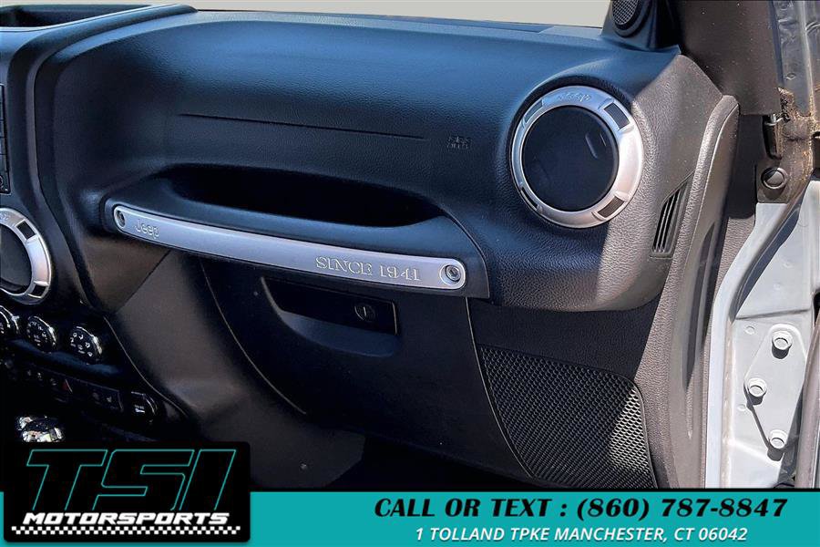 Used 2014 Jeep Wrangler Unlimited Sahara w/ Dual Top Group AWD/4WD image 15