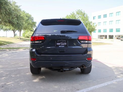 Used 2017 Jeep Grand Cherokee Altitude RWD image 6