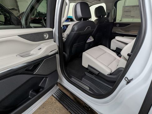 New 2025 Lincoln Navigator L Reserve image 8