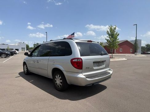 Used 2005 Chrysler Town & Country Touring FWD image 3
