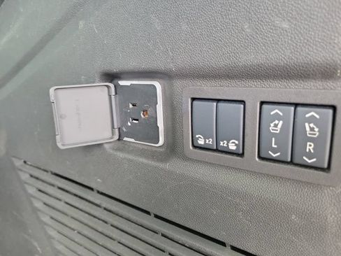 Used 2025 GMC Yukon XL Denali AWD/4WD image 13