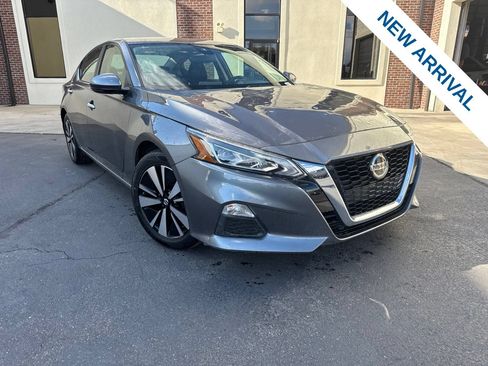 Used 2021 Nissan Altima 2.5 SV w/ SV Premium Package FWD image 1