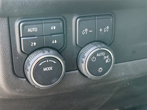 Used 2021 Chevrolet Suburban Z71 w/ Luxury Package image 28