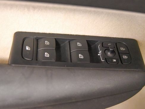 Used 2024 Volvo XC40 B5 Plus image 17