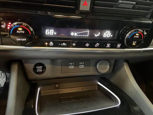 Used 2025 Nissan Rogue SL image 8