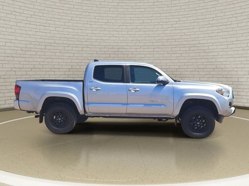 Used 2022 Toyota Tacoma SR5 w/ Technology Package AWD/4WD image 4