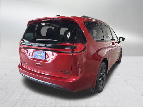 Used 2025 Chrysler Pacifica Limited AWD/4WD image 7