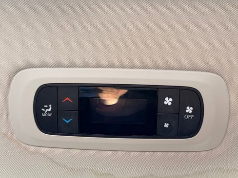 Used 2022 Chrysler Voyager LX image 35