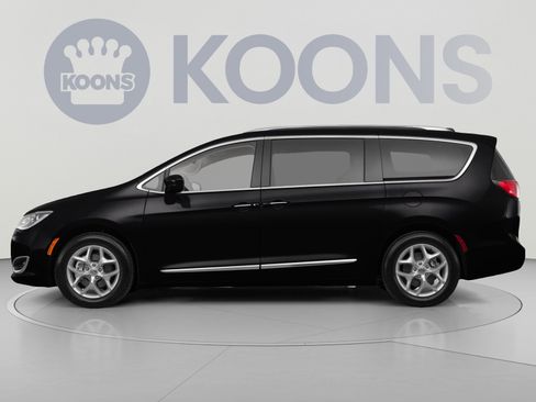Used 2019 Chrysler Pacifica Touring-L FWD image 2