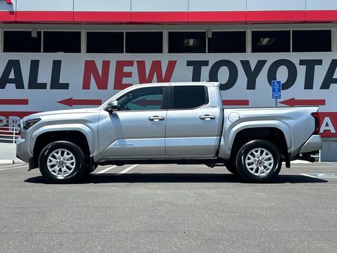 Used 2025 Toyota Tacoma SR5 AWD/4WD image 2