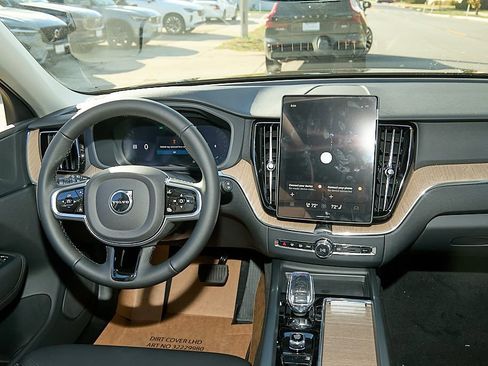 New 2026 Volvo XC60 B5 Plus w/ Protection Package Premier image 25