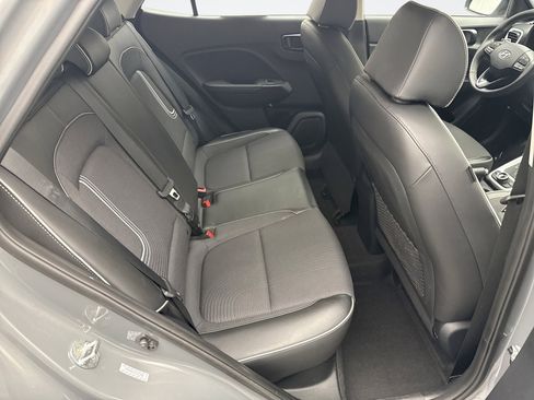 Used 2023 Hyundai Venue Limited image 17