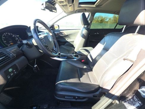 Used 2017 Honda Accord Touring image 10