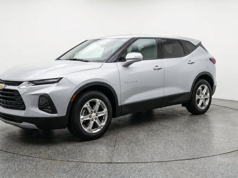 Used 2025 Chevrolet Blazer LT FWD image 3