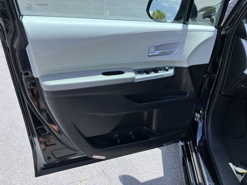 Used 2025 Toyota Sienna XLE w/ XLE Plus Package FWD image 14