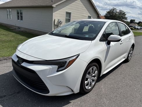 Used 2025 Toyota Corolla LE FWD image 8