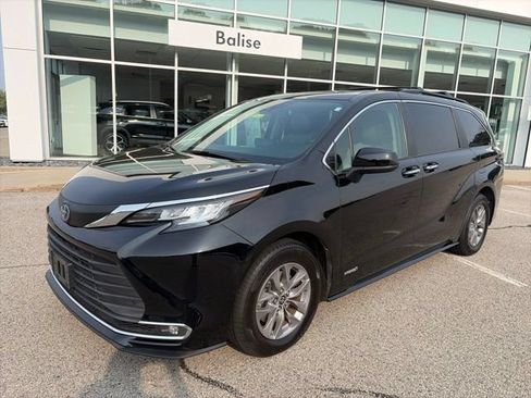 Used 2021 Toyota Sienna XLE w/ XLE Plus Package AWD/4WD image 3