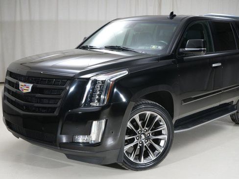 Used 2019 Cadillac Escalade Luxury w/ Escalade Sport Edition image 5